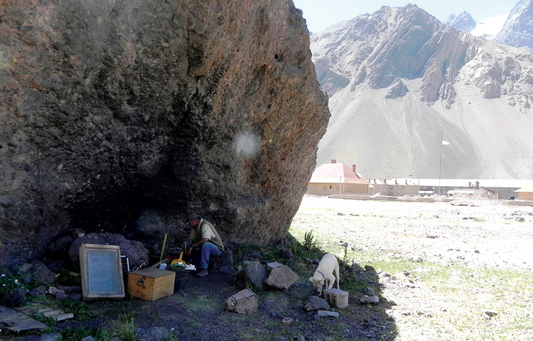 El alero seleccionado para el estudio. Al fondo, Las Cuevas.