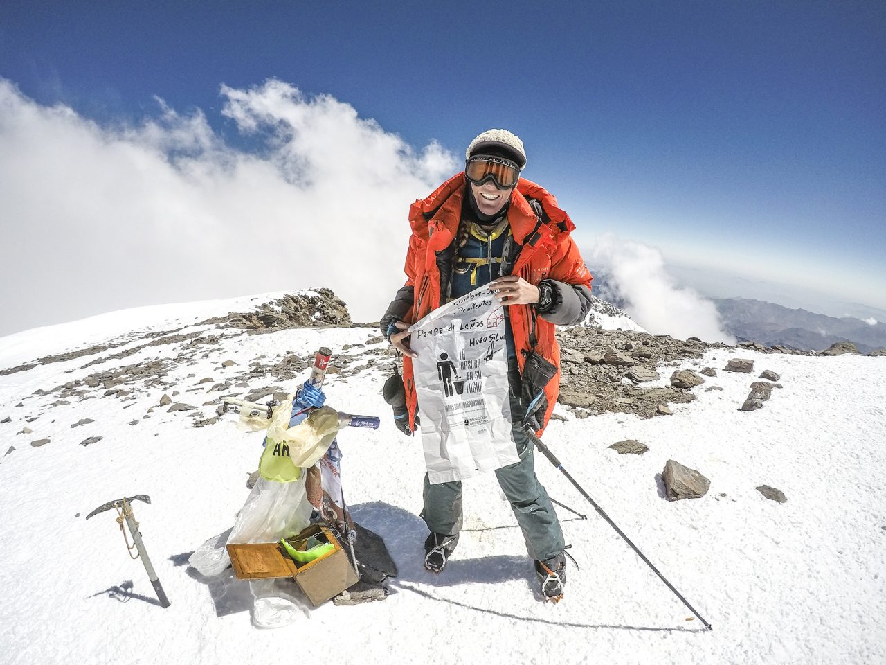 Sunny Stroeer en la cumbre. El momento cúlmine de su impresionante desafío en Aconcagua. Foto: Julián Kusi.