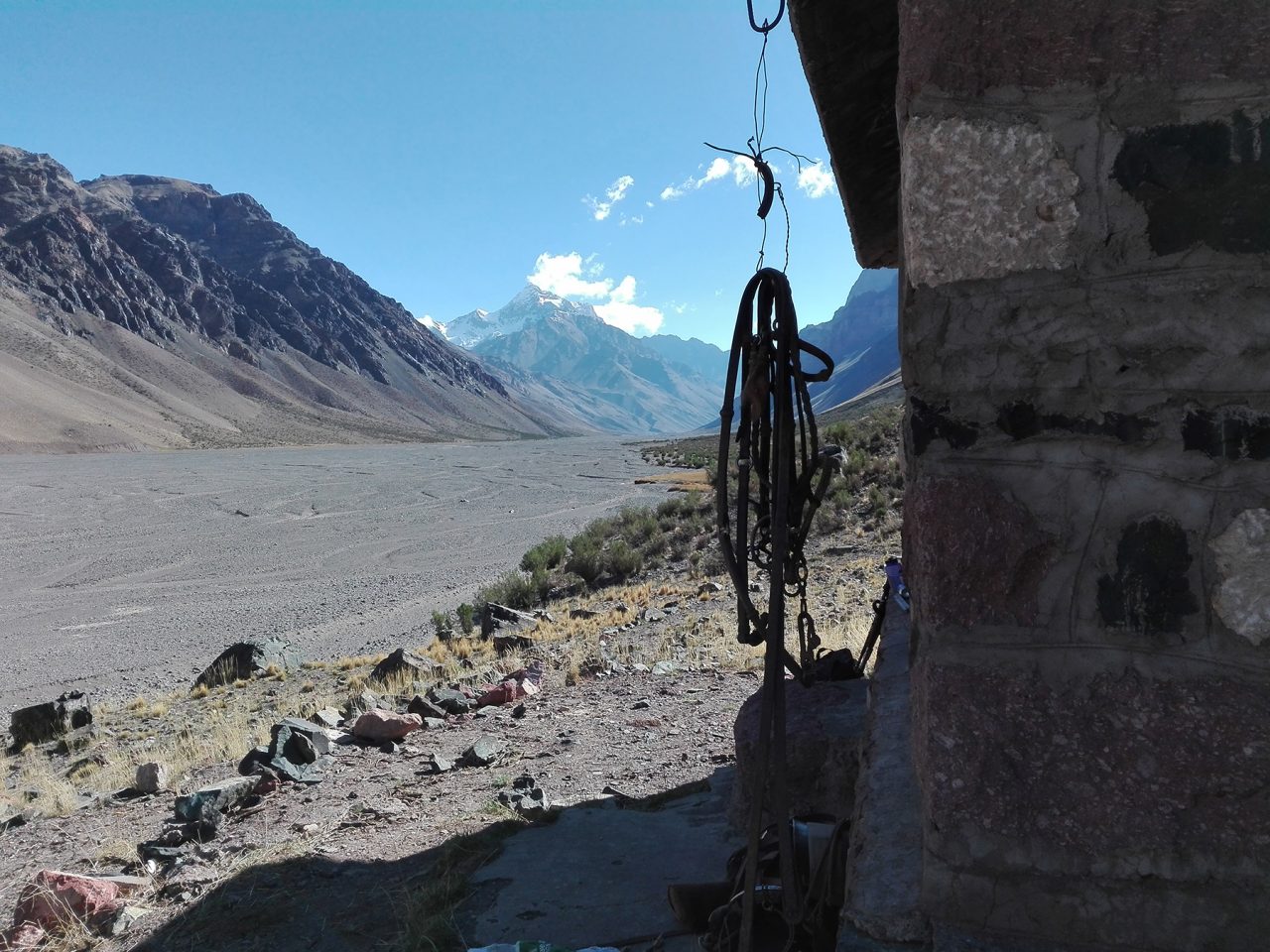 El refugio Tagua, tercero del periplo, a la vera del río Plomo. Al fondo, un coloso: el Polleras.