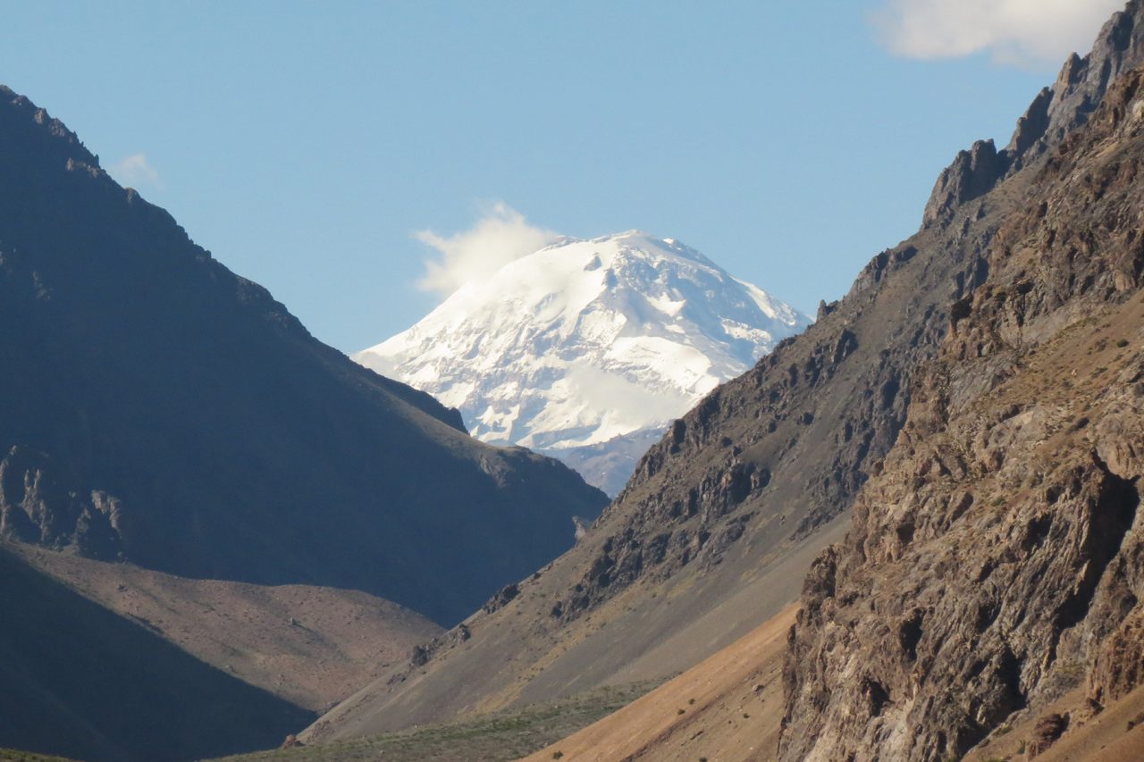 El gran volcán Tupungato asoma al final del periplo.