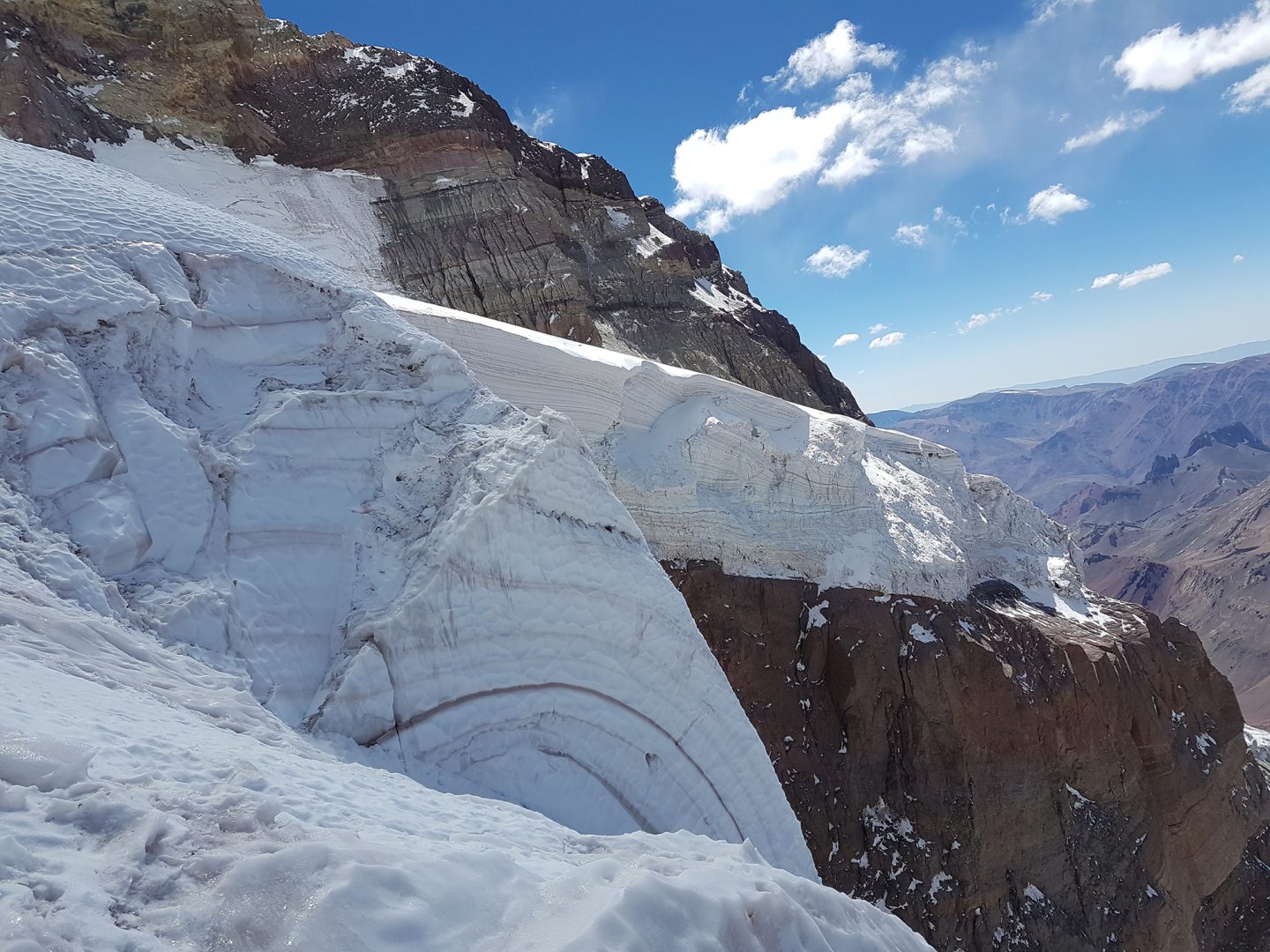 El glaciar Superior a pleno en la pared Sur del Aconcagua.