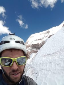 Felipe Randis al momento de montarse sobre el glaciar Superior.