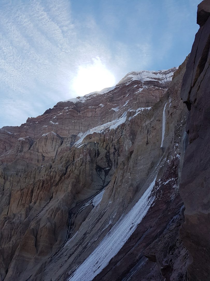 Cascada de hielo y el sol que se va detrás de la pared Sur, vistos desde Campo 1 donde comienza el filo.