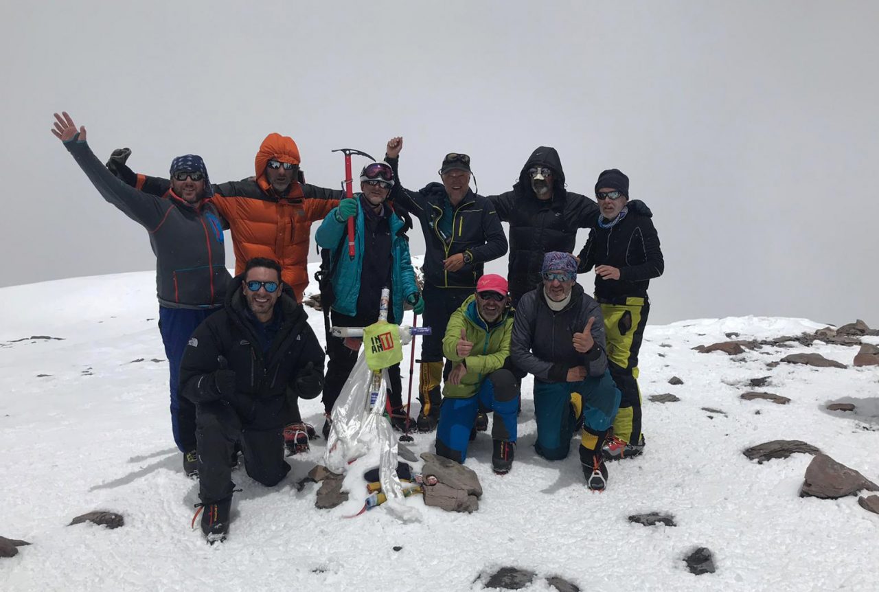 Garrido con su grupo de clientes hicieron cumbre en una temporada con mucha nieve.