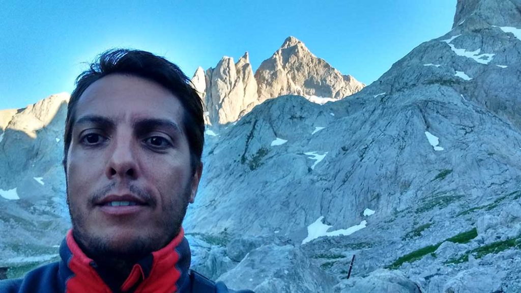 Gonzalo Dell’Agnola, autor del artículo. De fondo Torre Cerredo, la montaña más alta de todo Picos de Europa, Macizo Central.