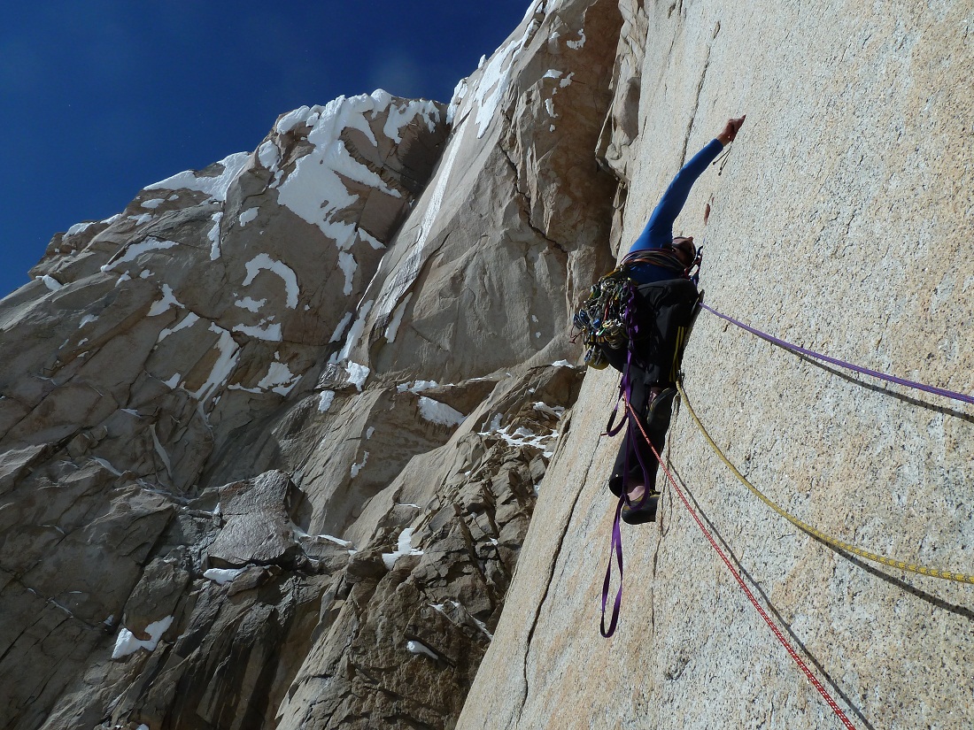 En Patagonia, primer ascenso a la pared Oeste de la torre Egger (Ph Matteo Bernasconi).