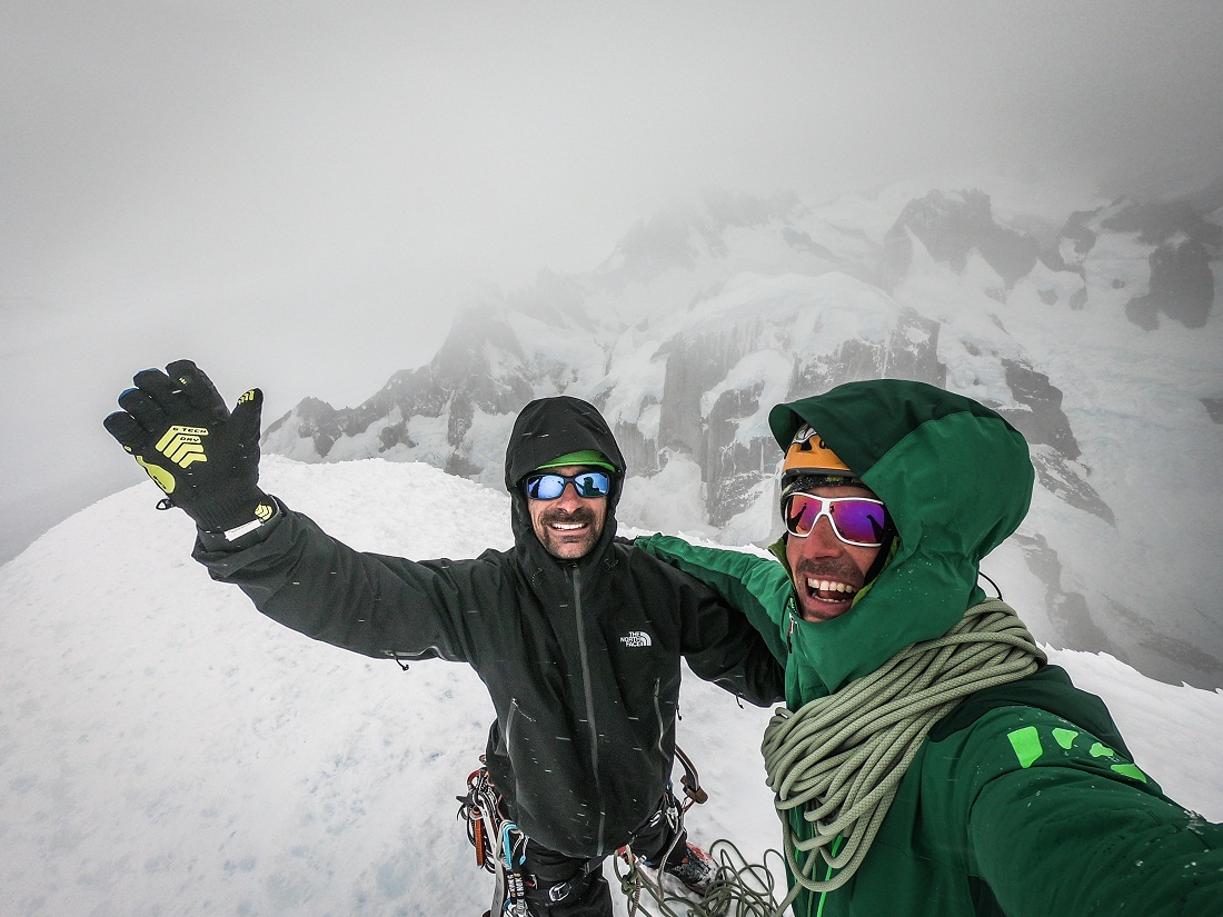 Momento de gloria: Matteo Della Bordella y Luca Schiera, los Ragni di Lecco en la cumbre del Torre (Argentina).