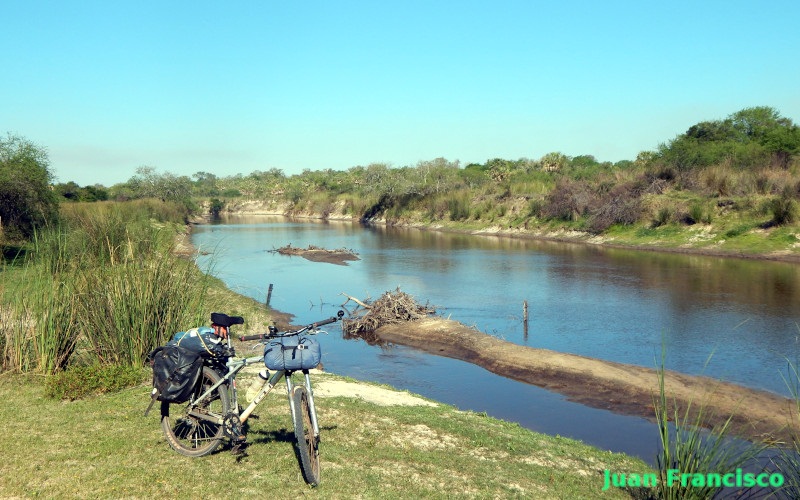 Una travesía en Corrientes de 340 kilómetros, en bici. 