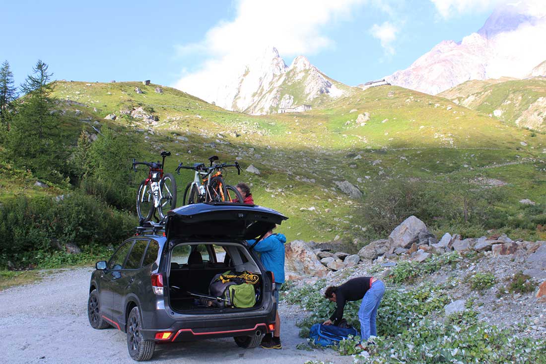 Preparativos para recorrer en bicicleta las inmediaciones del monte Bianco.