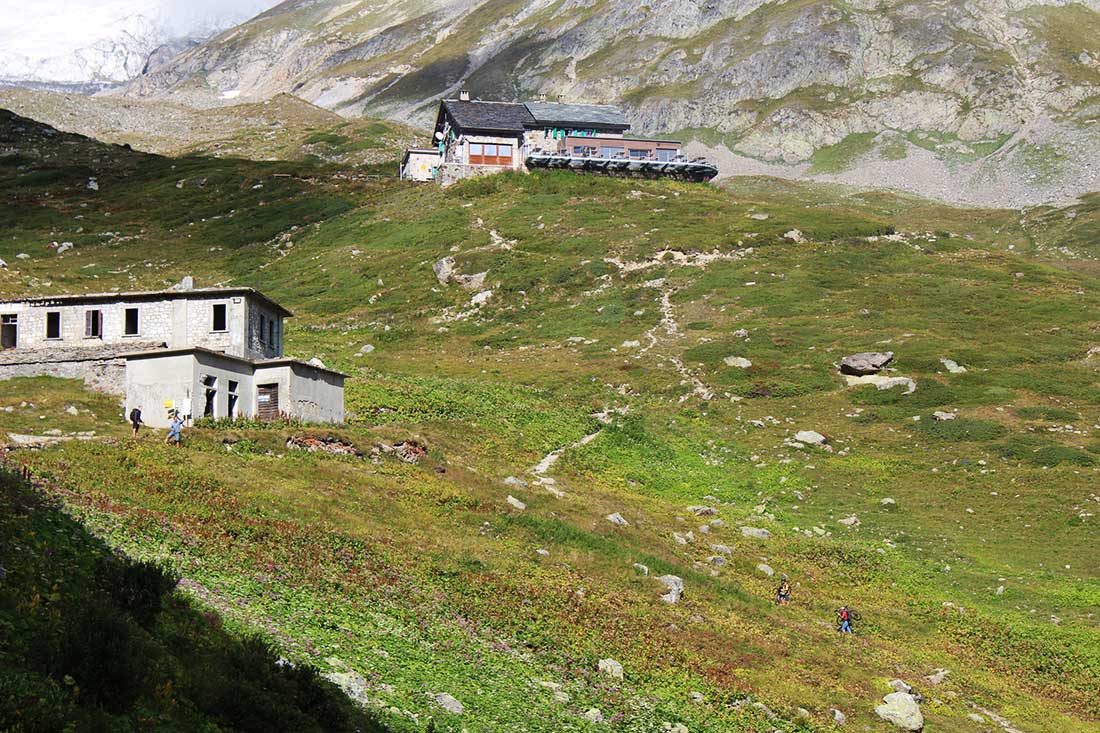 "Rifugio Elisabetta, vicinissimo al confine."