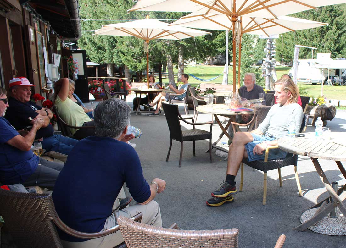 Le conversazioni con diversi alpinisti riuniti a tavola percorrono ogni centimetro delle Alpi..."