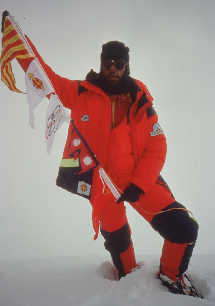 Oscar Cadiach en la cumbre del Everest, uno de los tres catalanes que lo logró.