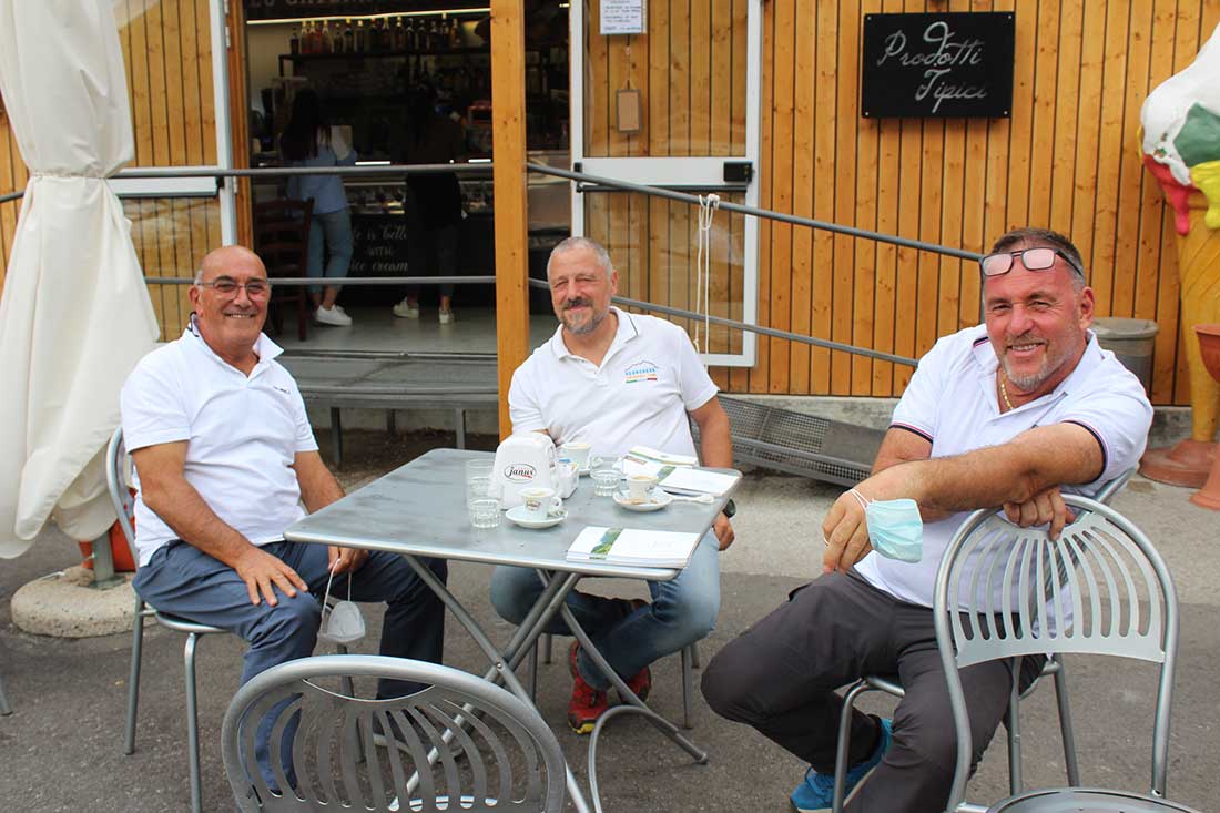 El síndaco de Monte Cavallo, Pietro Cecoli, y los alpinistas Roberto Pellegrini y Marco Capodacqua.