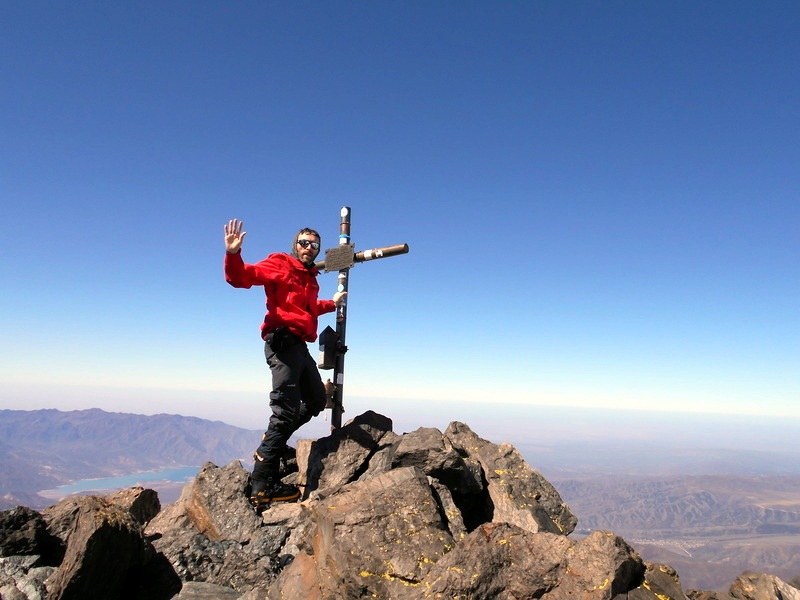 Ascenso invernal de Juan Francisco al cerro San Bernardo, Mendoza. 