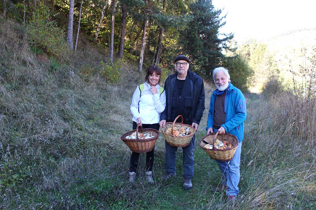 Mercè, Manel y Eduard, con su cosecha de setas en los Pirineos de Catalunya.