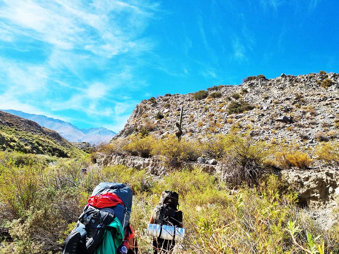 La aproximación al cerro del Bolsón, extensa, implica unas diez horas de marcha sostenida.