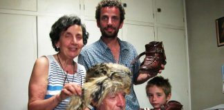 Aldo Gramaglia hoy, con sombrero de piel de zorro junto a su esposa, su hijo Hugo, de Hansel&Gretel, y su nieto Felipe.