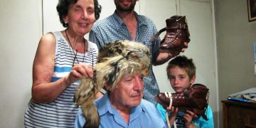 Aldo Gramaglia hoy, con sombrero de piel de zorro junto a su esposa, su hijo Hugo, de Hansel&Gretel, y su nieto Felipe.