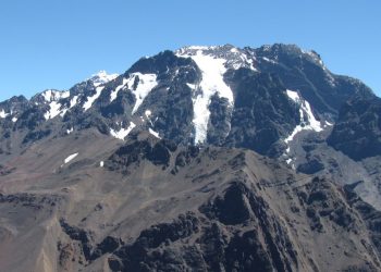 El glaciar del Hombre Cojo en el cerro Tolosa, visto desde el cerro Santa Elena.