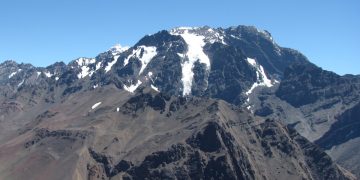 El glaciar del Hombre Cojo en el cerro Tolosa, visto desde el cerro Santa Elena.