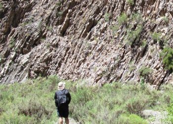 Curiosas placas niqueladas en la base del cerro Loma Extendida, sobre el lecho del río Casa de Piedra. (Foto: Juan Molina)