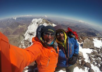 Karl Egloff y Nicolás Miranda en la cumbre de Aconcagua. Esta temporada vienen por la pared Sur.