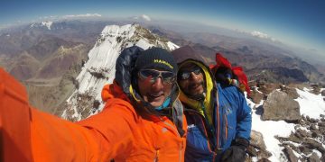 Karl Egloff y Nicolás Miranda en la cumbre de Aconcagua. Esta temporada vienen por la pared Sur.