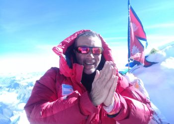 25 de septiembre de 2017, 00:30 hs. Gabriel Guillar llega a los 8.162 metros del Manaslu.