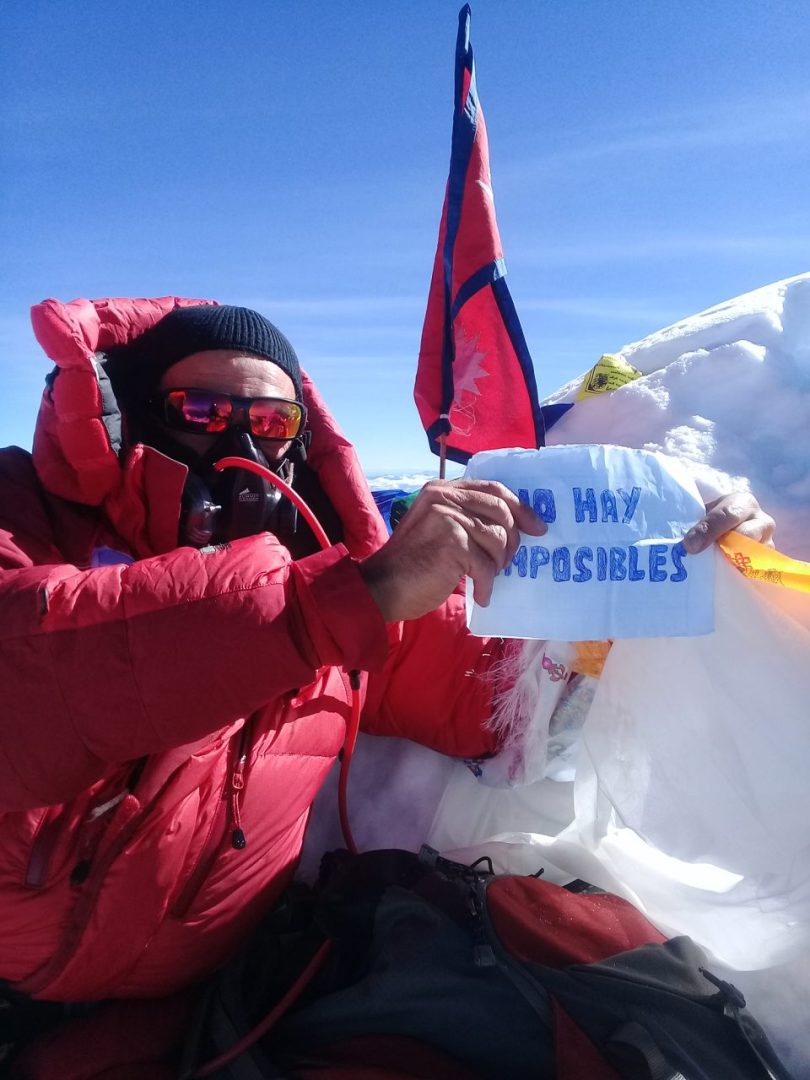 Gabriel Guilar en la cumbre del Manaslu.