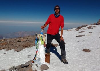 Matías Sergo, en la cima de Aconcagua, dueño del récord de ascenso non stop por la 360°.