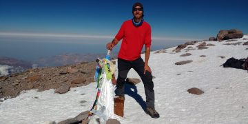Matías Sergo, en la cima de Aconcagua, dueño del récord de ascenso non stop por la 360°.