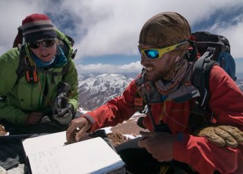 Suzie Imber y Máximo Kausch leen el libro de cumbre del Nevado Toro (6.168 m).
