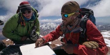 Suzie Imber y Máximo Kausch leen el libro de cumbre del Nevado Toro (6.168 m).