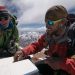 Suzie Imber y Máximo Kausch leen el libro de cumbre del Nevado Toro (6.168 m).