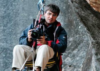 Darío Rodríguez cámara en mano en cualquier circunstancia, dispuesto a contar la mejor historia de montaña. (Foto: FEEC)