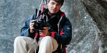 Darío Rodríguez cámara en mano en cualquier circunstancia, dispuesto a contar la mejor historia de montaña. (Foto: FEEC)