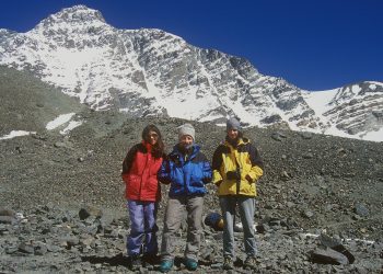 Eduard Jornet rodeado por sus hijos Naila y Kilian con el fondo del cerro Vallecitos.