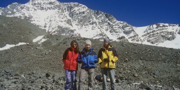 Eduard Jornet rodeado por sus hijos Naila y Kilian con el fondo del cerro Vallecitos.