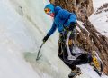 Julián Insarralde durante una progresión en pendiente congelada en la base de las cascadas. Foto: Juan Pablo Bassi.