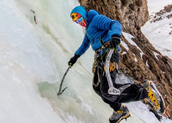 Julián Insarralde durante una progresión en pendiente congelada en la base de las cascadas. Foto: Juan Pablo Bassi.
