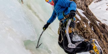 Julián Insarralde durante una progresión en pendiente congelada en la base de las cascadas. Foto: Juan Pablo Bassi.
