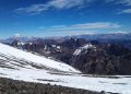 Cerca de la cumbre del Plata, mitad del objetivo. Al fondo el coloso Aconcagua.
