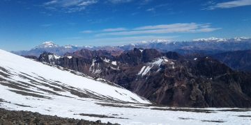 Cerca de la cumbre del Plata, mitad del objetivo. Al fondo el coloso Aconcagua.