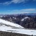 Cerca de la cumbre del Plata, mitad del objetivo. Al fondo el coloso Aconcagua.