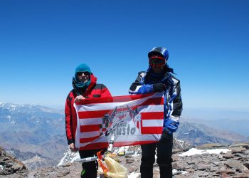 El gran Juanito Oiarzábal y Mauricio López de Aberasturi con la bandera la peña Deusto en la cima mayor de América: Aconcagua (6.962 m).