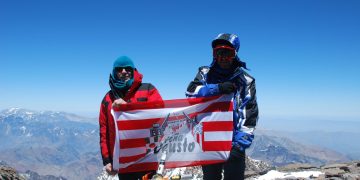 El gran Juanito Oiarzábal y Mauricio López de Aberasturi con la bandera la peña Deusto en la cima mayor de América: Aconcagua (6.962 m).
