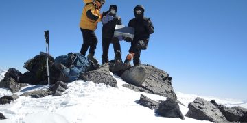 Cordada completa en la cumbre del nevado El Muerto (6.505 m).
