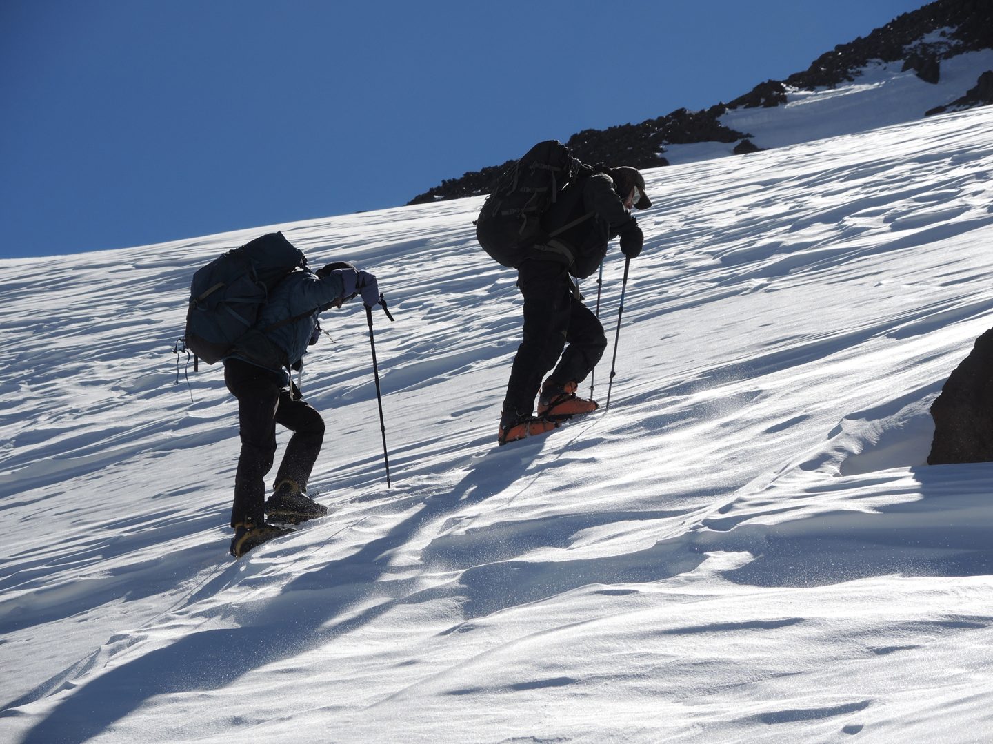 Tránsito por la margen Oeste del glaciar del cerro El Muerto.