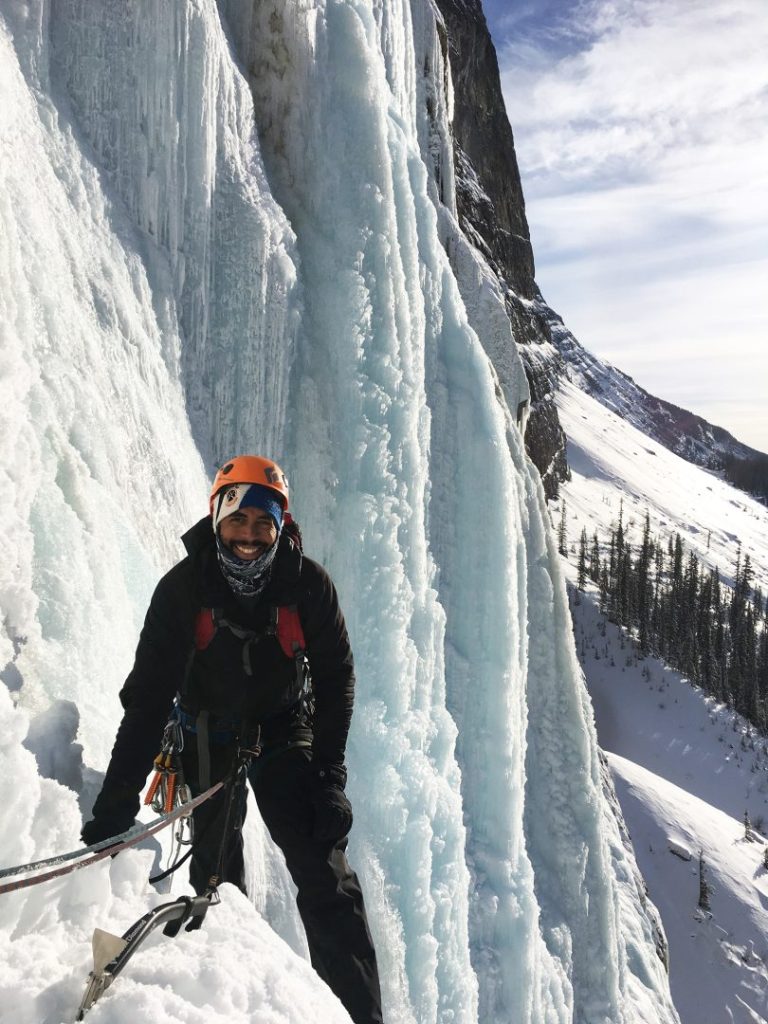 Entrenamiento de escalada en hielo en Canadá con Alpine Air Adventures, variante nueva de ruta Left Hand Weeping Wall (WI4+) en el Parque Nacional Banff, Alberta. 