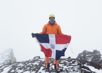 Con la bandera dominicana en la cumbre del volcán Parinacota (6.348 m) en medio de tormenta con sensación térmica de -27° Celsius, desnivel de 1.800 metros en 7 horas.